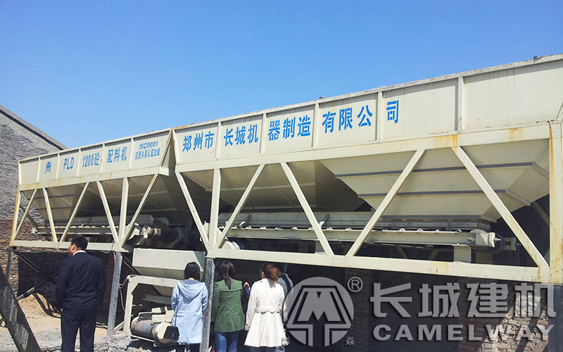 混凝土配料機(jī)在鄭州哪個(gè)廠(chǎng)家比較不錯(cuò)，價(jià)格如何