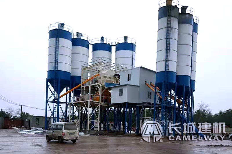 Hzs120攪拌站設備現(xiàn)場產(chǎn)量:100立方/小時 Hzs120攪拌站設備現(xiàn)場產(chǎn)量:100立方/小時