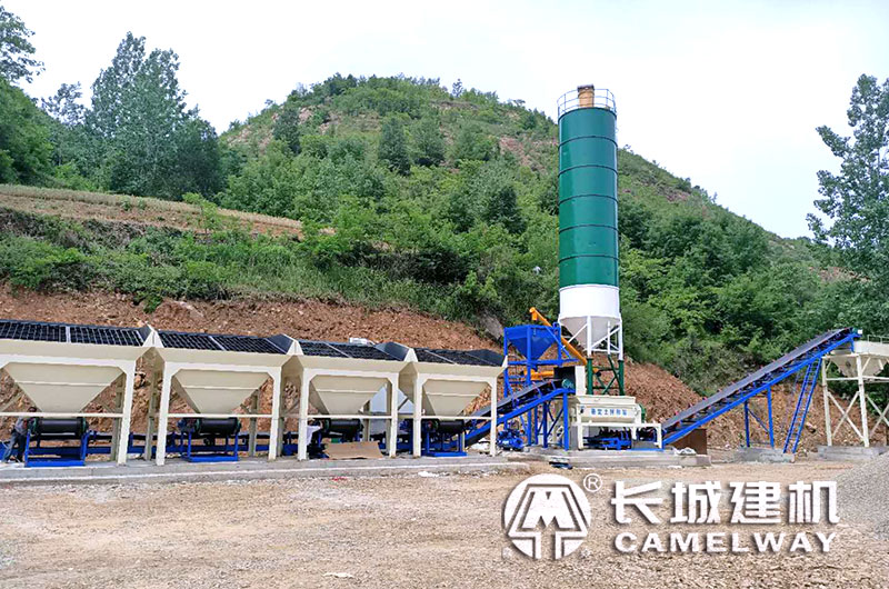 穩(wěn)定土拌合站設(shè)備現(xiàn)場 穩(wěn)定土拌合站設(shè)備現(xiàn)場