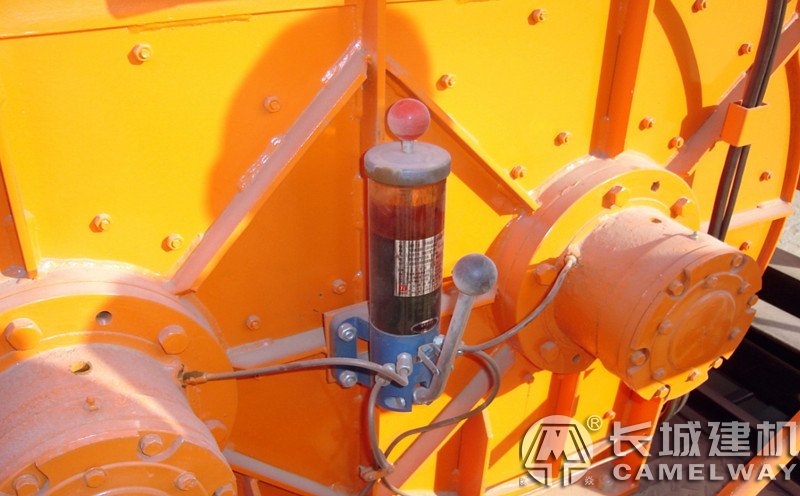 混凝土攪拌機軸端加油現(xiàn)場圖